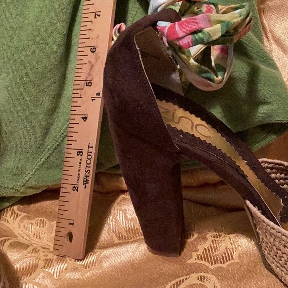 🌼  Zinc CHUNKY YELLOW Floral STILETTO Sandals Sexy Straw RAFFIA wedge Sz 9 EPLC - Picture 8 of 16